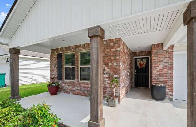 Charming 4-Bed Home in Denham Springs with Spacious Backyard Gallery 4