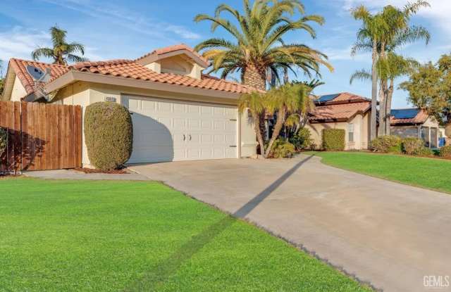 14004 Las Entradas - Gorgeous NW remodeled home with POOL and SPA. Call today $3075Rent and $3075Deposit Gallery 4