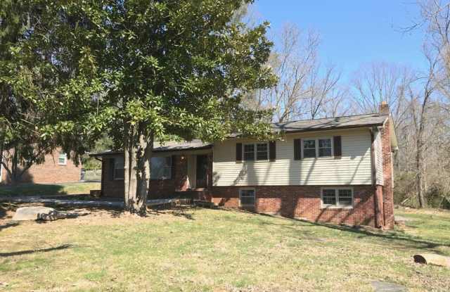 Updated 3-Bedroom with Bonus Room, Deck & Screened-In Porch photos photos