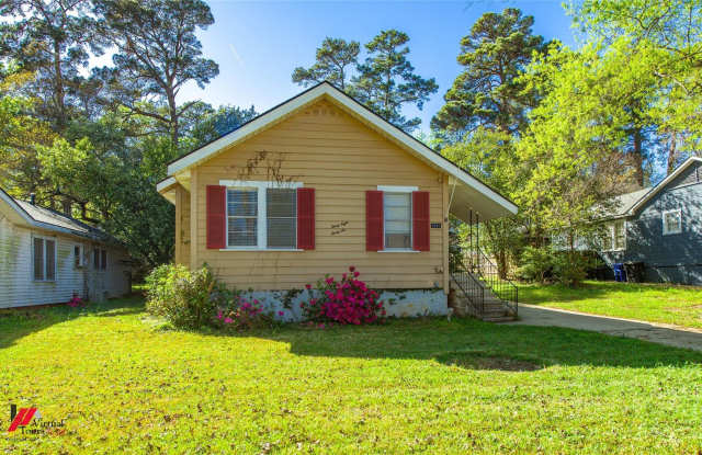 Charming South Highlands Home with Multiple Living Areas Gallery 3