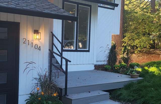 Beautifully Remodeled Split-level Home in Tualatin's Martinazzi Woods Neighborhood Gallery 3