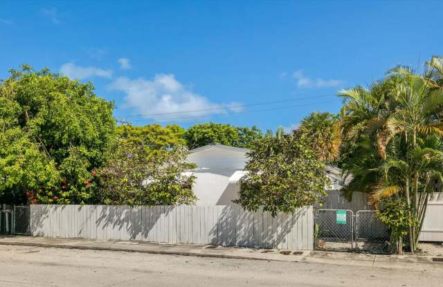Charming 2BR/1BA with Fenced Yard & Outdoor Shower – Available Now Gallery 3