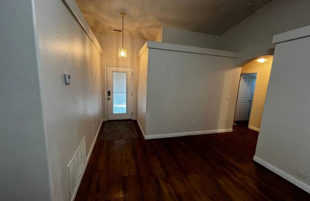 Cozy Private Pet Friendly Home!! Gallery 4
