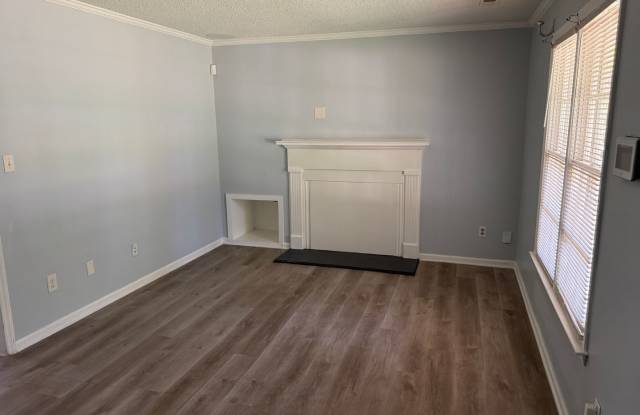 Spacious 4 Bedroom Home with Large Fenced Yard & Back Deck Gallery 3