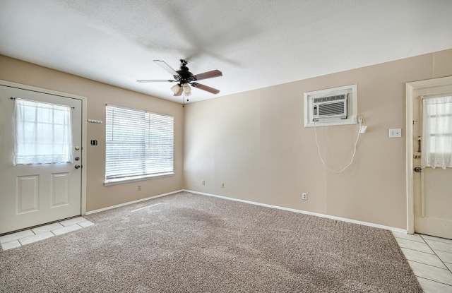 Cute 3/1 with carport! Gallery 4