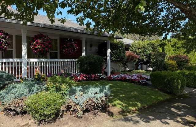 Beautifully Landscaped Single Level House in Well Established NE Salem Neighborhood - Pet Friendly Gallery 4