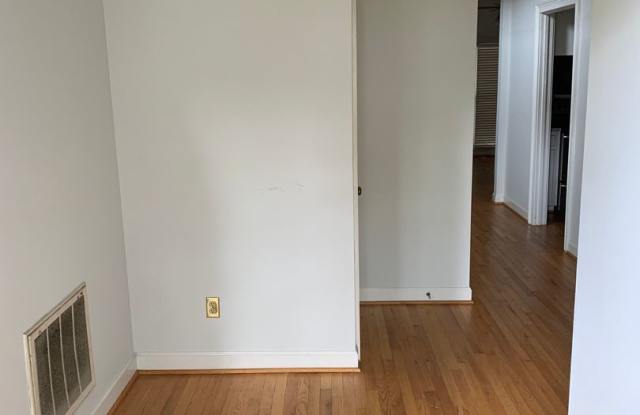 Prime Devine Street Location | 3 Bed, 3 Bath Available August 15 Gallery 4