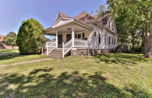 Huge, Furnished 5-Bedroom Home Near U of I Available for August 2022! - 210 East Park Street, Champaign, IL 61820