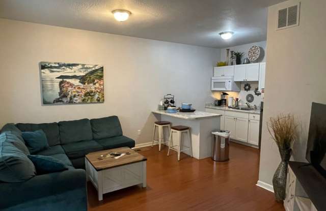Zen Cottage: Spacious downtown suite complete with kitchenette, washer/dryer $300.00 Monthly Utility Fee - 185 East E Street, Jacksonville, OR 97530