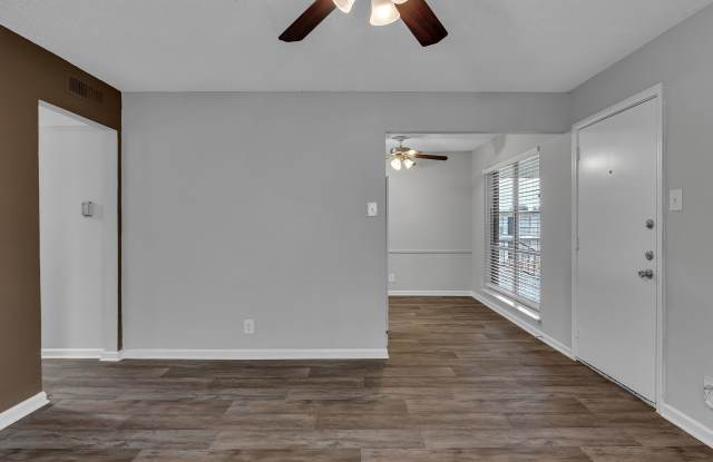 Glen Oaks Apartments Gallery 3
