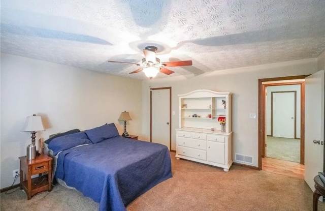 Room in 6 Bedroom Home in Lawrenceville Gallery 4