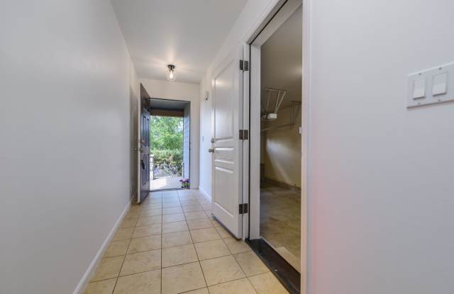 Beautiful North Bend Townhome – 2 Primary Suites, Fireplace & Private Outdoor Space! Gallery 4