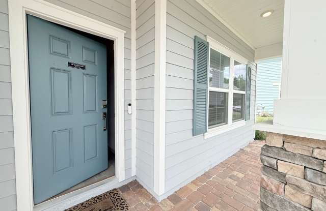 Spacious 4BR Home with Office, Loft & Lake Views Gallery 4