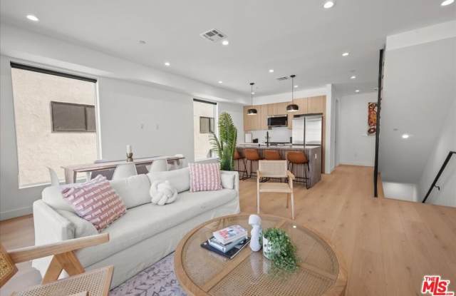 847 N June St photos photos