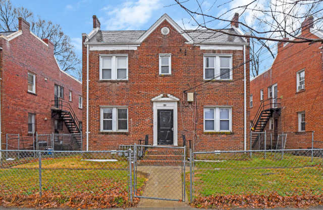 449 Mellon Street Southeast - 2 photos photos