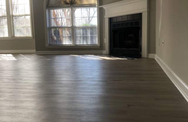 Beautiful, Maintenance Free Main Level Condominium in Ivy Glen! Gallery 4