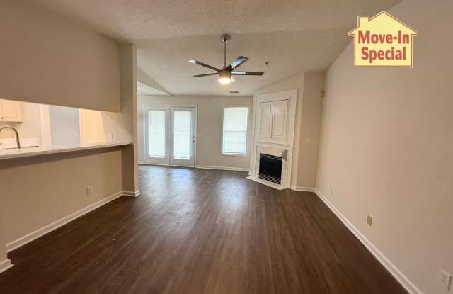 Modern Updated Top Floor unit! Freshly Painted! Updated Flooring! Central Wilmington Location! Pool View! photos photos