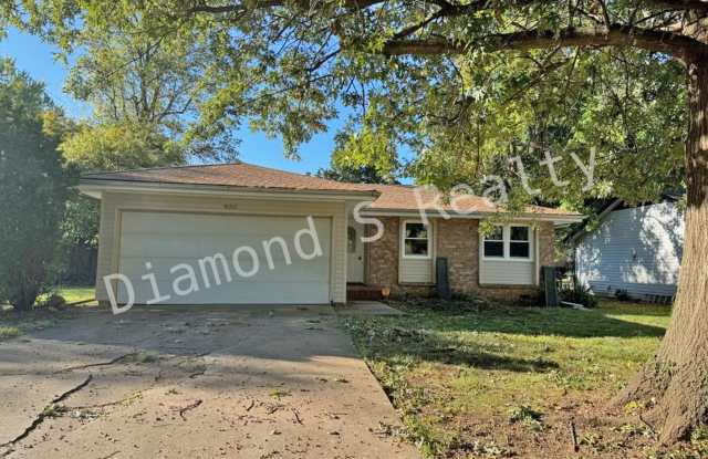3 Bedroom Home Located Near Mercy! - 926 East Edgewood Street, Springfield, MO 65807