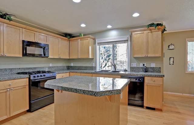 Beautiful Cedar Mill Craftsman on a Corner Lot with 4 Bedrooms + Den, Large Backyard, Solar & EV Charger Gallery 3