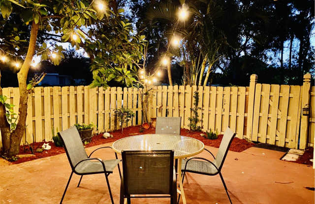 1642 Shaker Circle Gallery 2