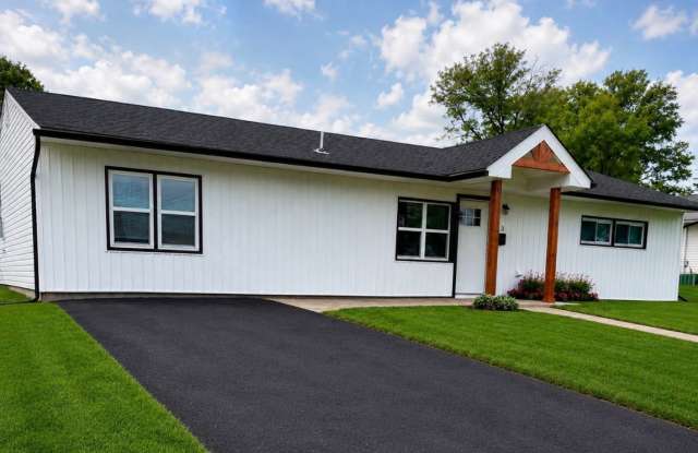 Beautiful brand new 4 bed 2 bath for Rent single home with yard in Levittown photos photos