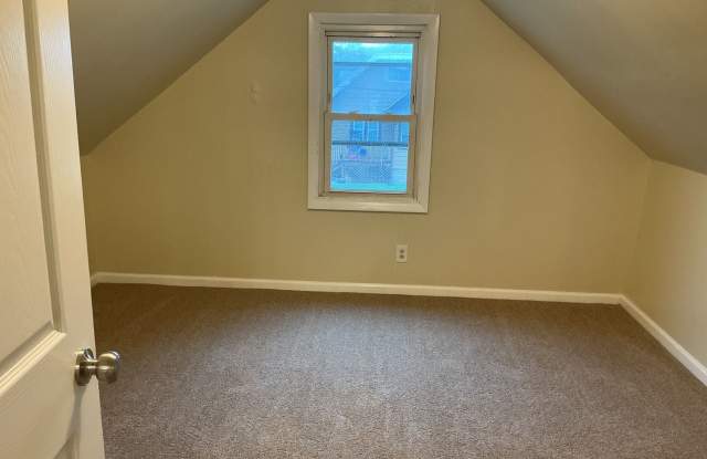 4 Bedroom Single Family Home with off street parking Gallery 4