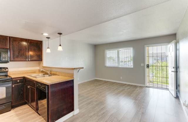 Charming 2-Bedroom Upstairs Unit with Modern Finishes  Everyday Comfort! * MOVE IN SPECIAL * photos photos