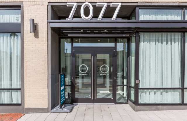 Solaire 7077 Woodmont Gallery 3