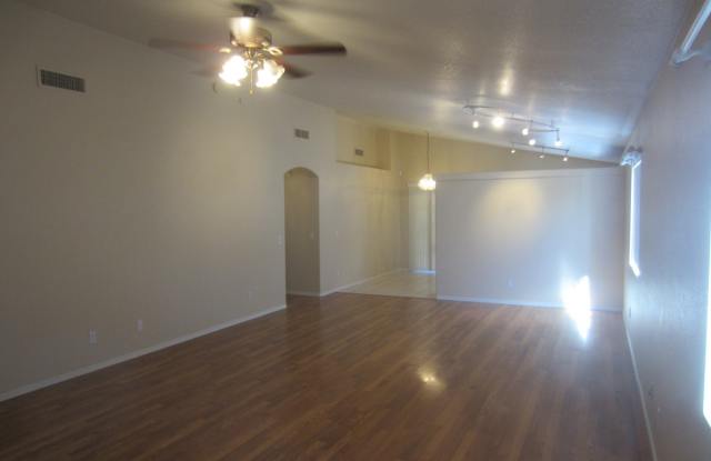 4 Bedrooms & 2 Baths with Big Back Yard and a Convenient Near Eastside Location Gallery 4