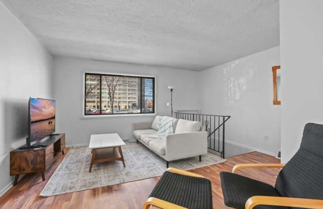 Spacious 3-Bedroom Duplex in Northeast Minneapolis – Garage & In-Unit Laundry Gallery 3