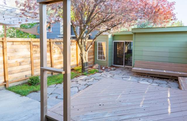 Updated Boise Ave. Townhome in great location! Gallery 4