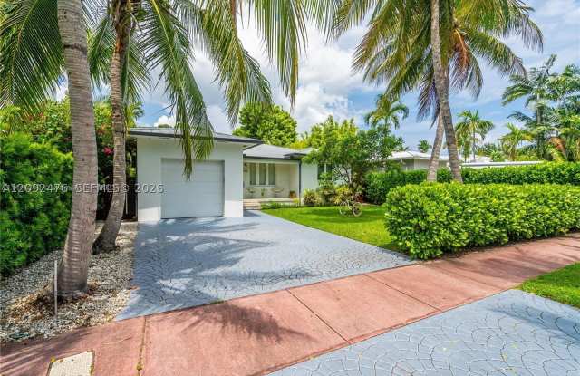 1749 Bay Dr Gallery 2