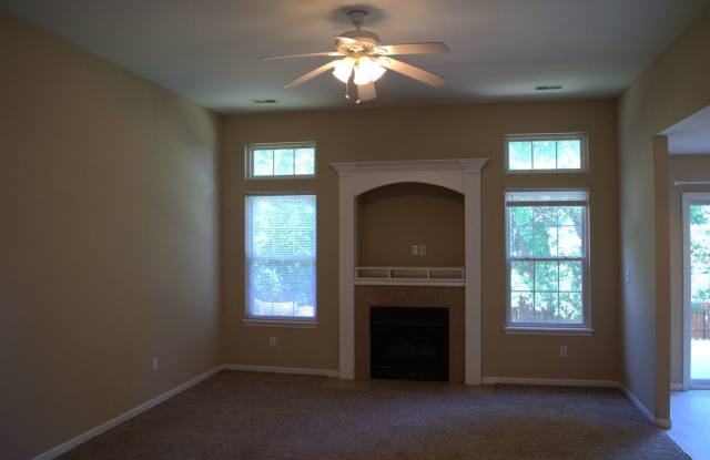 Nice 3 Bed 2.5 Bath House! Gallery 4