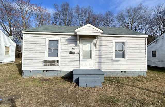 *** MOVE IN SPECIAL! - $500 RENT CREDIT - Homes for rent in Henderson NC - 982 Burr Street - Schedule Showing Online at www.rentnc.net - 982 Burr Street, Henderson, NC 27536