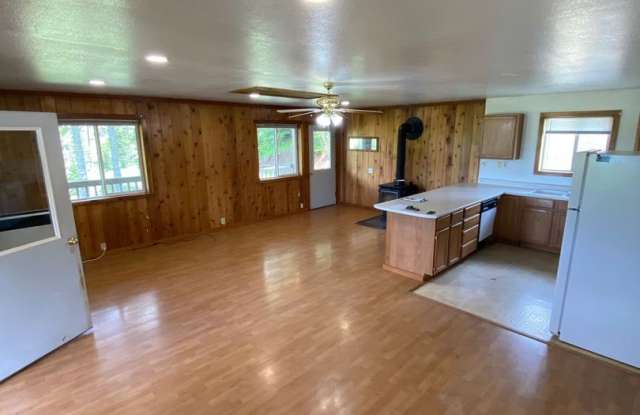 Rustic 1-Bedroom Cabin with Acreage Near Orofino Gallery 3