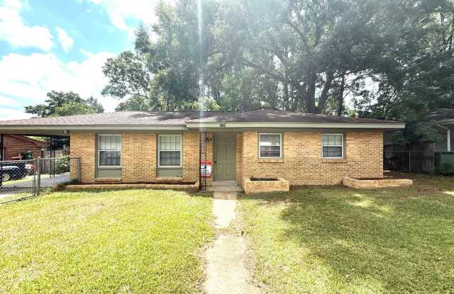 ** 3 Bed 1 Bath located in Grove Hill Estates ** Call 334-366-9198 to schedule a self tour photos photos