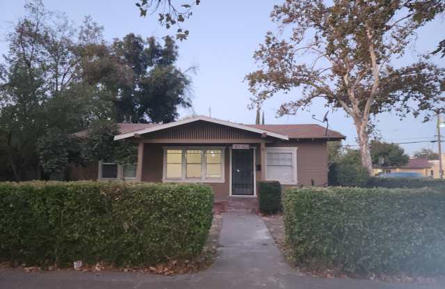 Cute home 2 bedroom 1 Bathroom near the downtown area - 629 16th Street, Modesto, CA 95354
