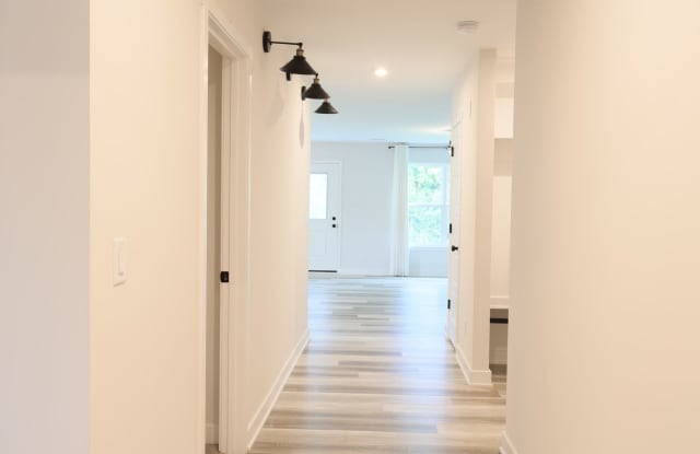 Modern 3 bed / 2 bath home Gallery 4