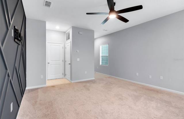 8716 SPORTSMAN LOOP Gallery 2