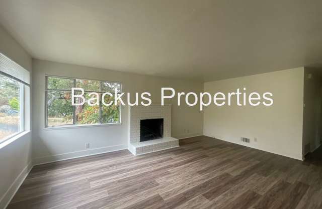 Large two-story home close to Del Monte Shopping Center in Monterey Gallery 3