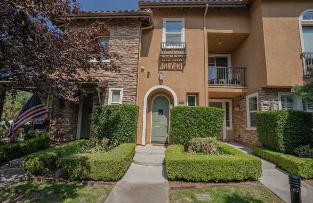 Charming 2-Bedroom Townhome with Office Space  Community Amenities in Valencia! photos photos