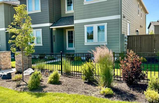 Beautiful End Unit Townhome in Petrosa ($2695 Unfurnished/$2895 Furnished) 3801 NE Eagle photos photos