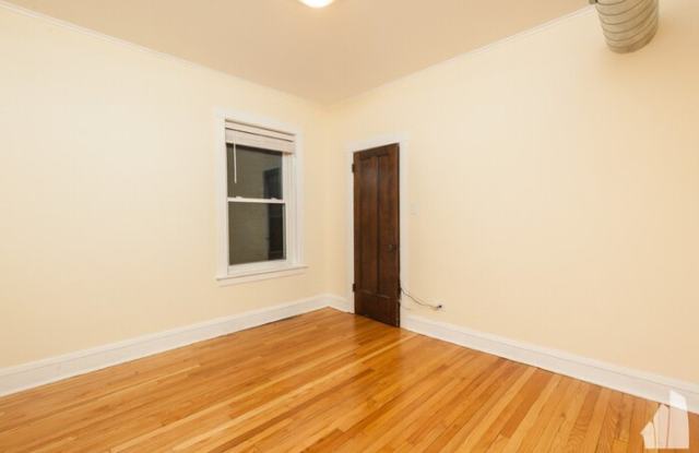 5849 North Maplewood Avenue Gallery 4