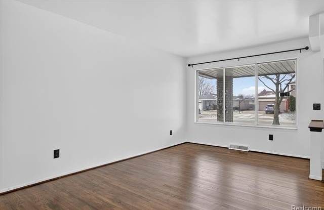 2995 Groves Drive Gallery 3