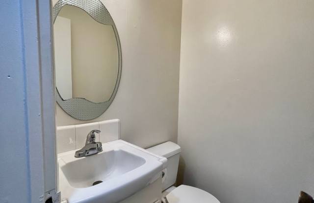 GORGEOUS UPDATED TWH ON CULDESAC w/LAMINATE FLRS+FAB KIT+LAUNDRY/POOL/GYM IN BLDG Gallery 4