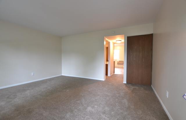 634 Meadowood Ln Gallery 2
