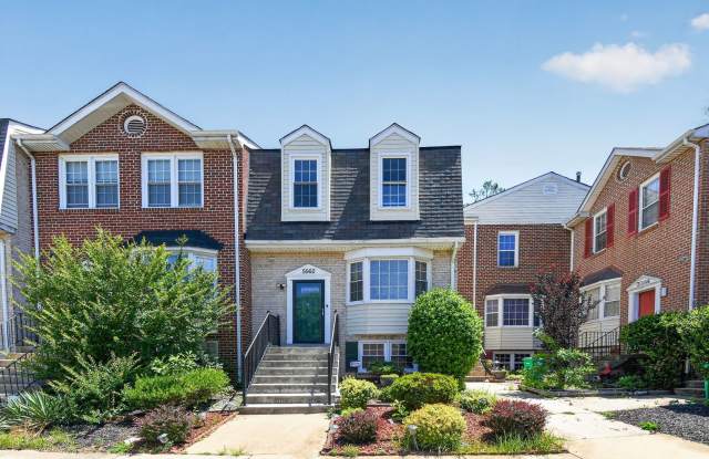 Welcome home to this light-filled, updated 4Bd/3.5Bth brick TH nestled in the sought-after Boniwood Plat! photos photos