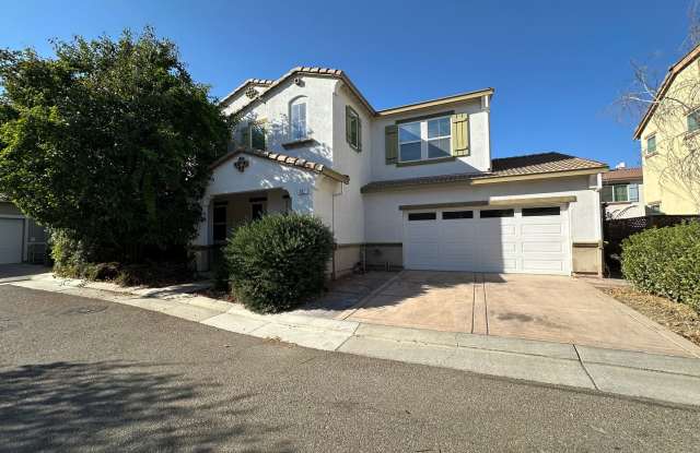 Beautiful 4 Bedroom, 3 Bath Questa Home Gallery 1