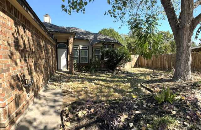 Quaint South Creek Beauty with Huge Yard Gallery 4