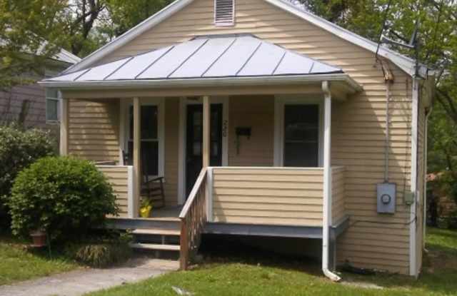 Cottage Style Home - 220 Maury Street, Lexington, VA 24450